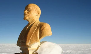 Lassan teljesen jégbe fagy az antarktiszi Lenin-szobor