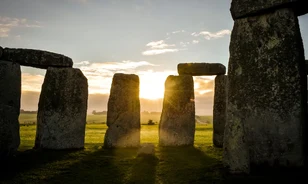 Egyéni látogatási lehetőséget biztosítanak a Stonehenge kövei között