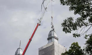Új időkapszulák kerültek a csíksomlyói kegytemplom tornyaiba