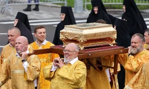 Középkori szent ereklyéjével buzdítják harcra az orosz katonákat