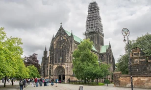 Visszabontják a glasgow-i székesegyház középkori tornyát