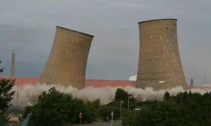 Elbontják az első polgári célú atomerőművet Angliában