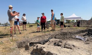 Árpád-kori templomot és tömegsírt tártak fel Rajkánál