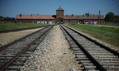 Új bejáratot épít az auschwitzi múzeum Birkenaunál
