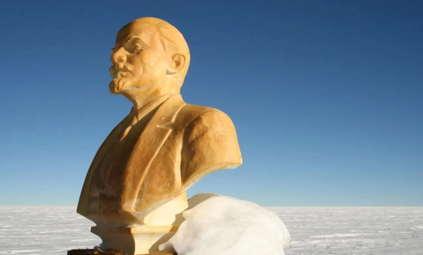 Lassan teljesen jégbe fagy az antarktiszi Lenin-szobor