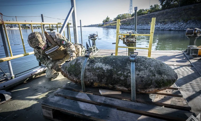 Világháborús légibombát emeltek ki a Dunából Budafoknál