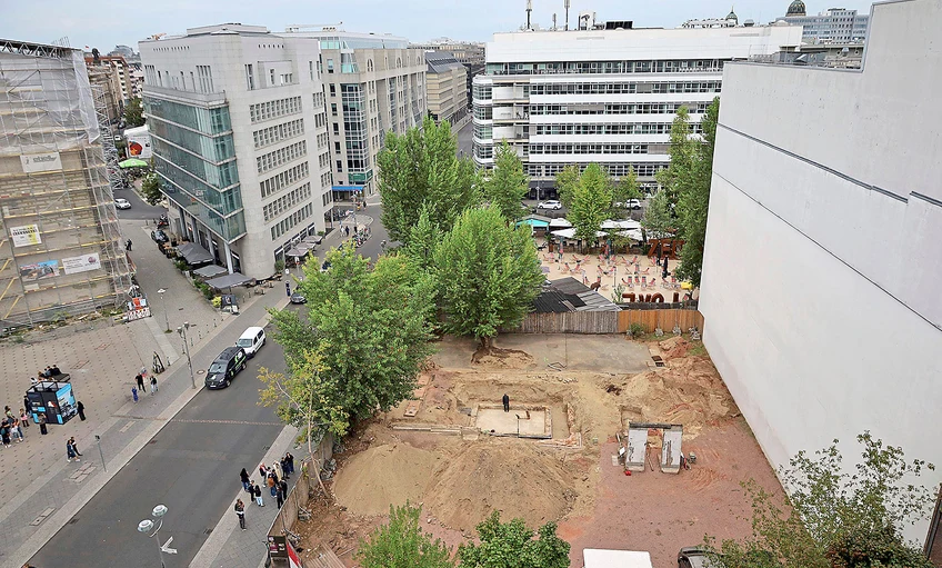 Befejezték a munkát a régészek a berlini Checkpoint Charlie-nál