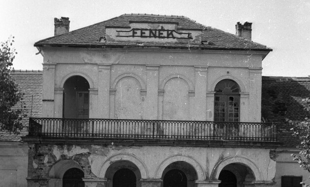 A romos kiskastély homlokzata 1960-ban (Kép forrása: Fortepan / Berkó Pál)