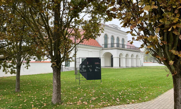A felújított kiskastély – ködbe burkolózva. (Kép forrása: Facebook / Fenékpusztai Majorság)