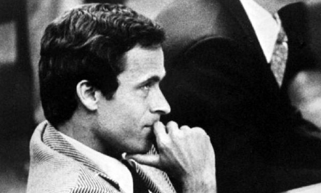 Ted Bundy a tárgyaláson – kezdetben saját magát képviselte.