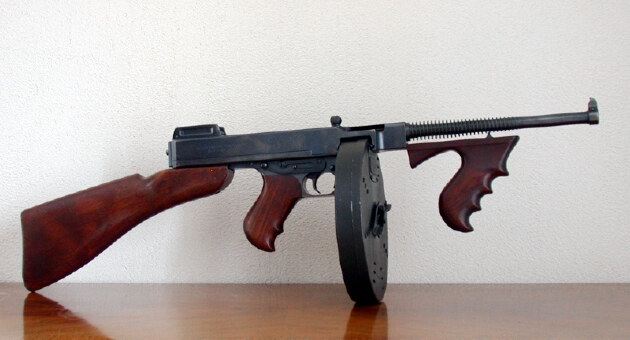 A becenevén csak ,,Tommy-gun”-ként ismert fegyver, nemcsak a bűnözők, de a rendőrség körében is kedvelt eszköznek számított tűzgyorsasága és megbízhatósága miatt. (Forrás: Wikipédia / Hmaag / CC BY-SA 3.0)
