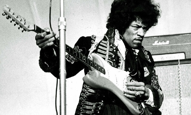 Jimi Henrix 1967-ben. A Rolling Stone magazin 2003-ban minden idők legjobb rock gitárosának nevezte.
