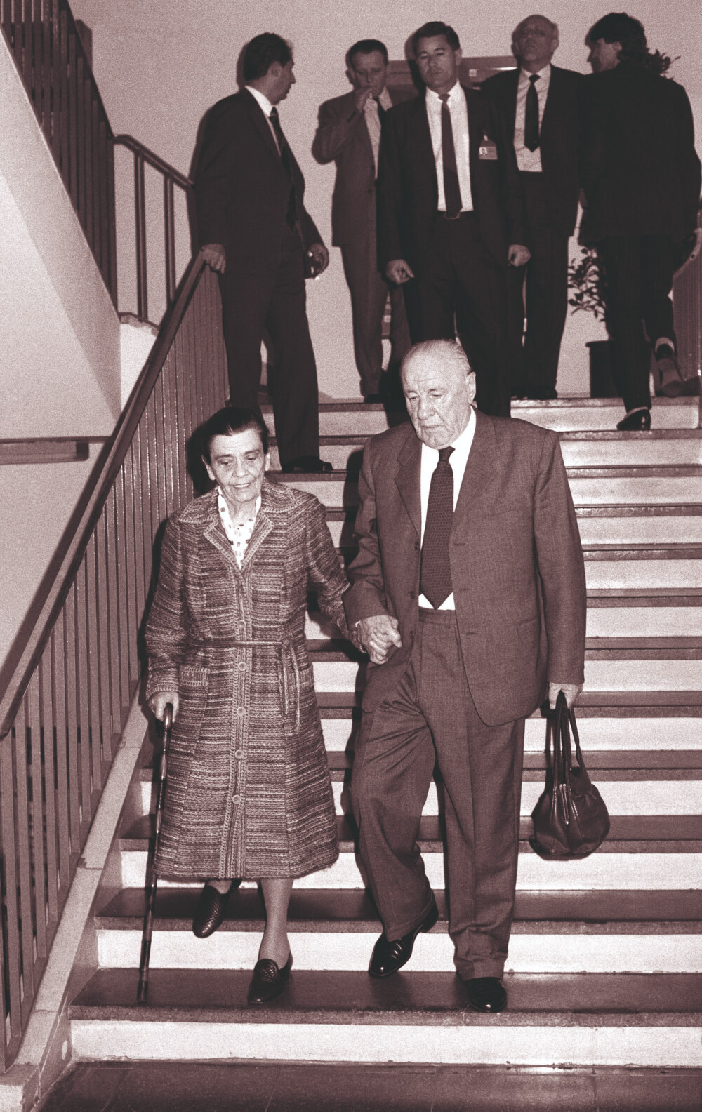 Kádár utolsó beszéde után a két megtört idős ember kézen fogva távozott a pártszékházból, 1956 vérbe fojtójának hatalma végleg a múlté lett.