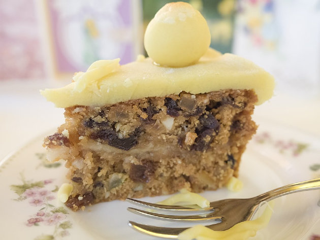 Simnel torta - közepén és tetején marcipánnal