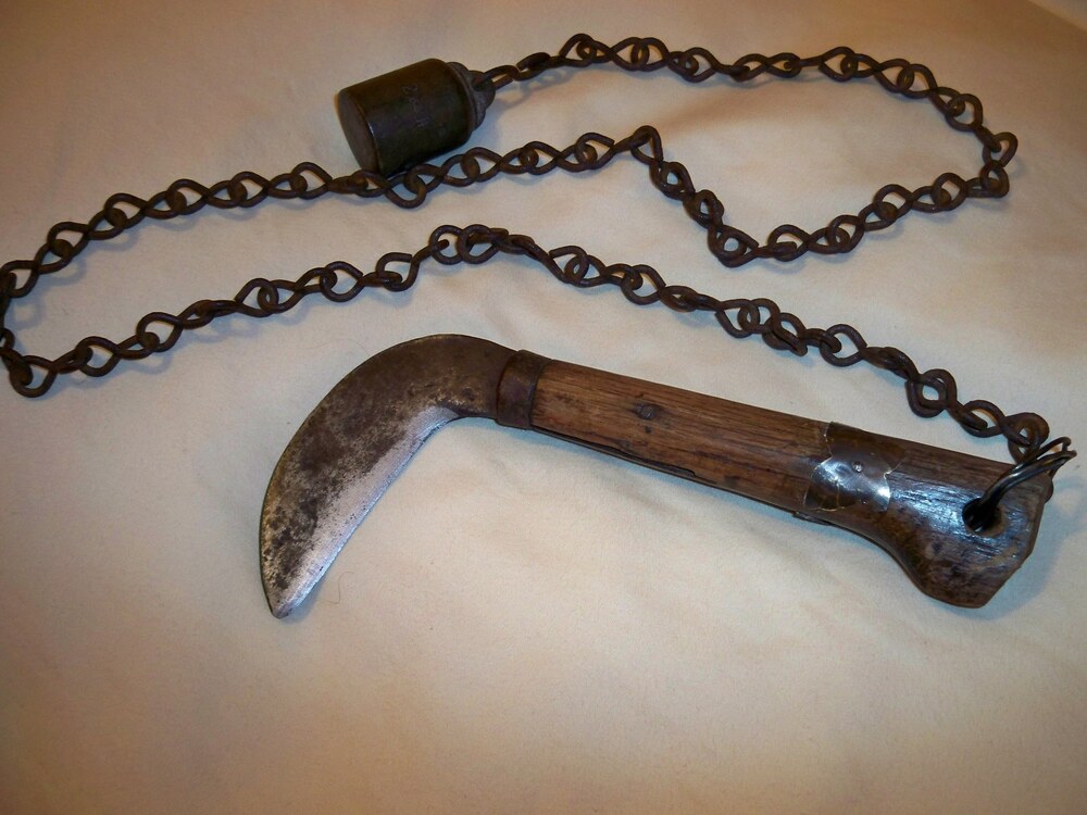 A kuszarigama egy tradicionális japán fegyver, amely egy sarlóból (kama) és egy lánchoz erősített súlyból (kusari) áll. Eredetileg mezőgazdasági eszköz volt, később a nindzsák és szamurájok alkalmazták harci célokra – a lánc távolsági támadásokra, míg a sarló közelharcra szolgált. Wikipédia / Samuraiantiqueworld /CC BY-SA 3.0)/