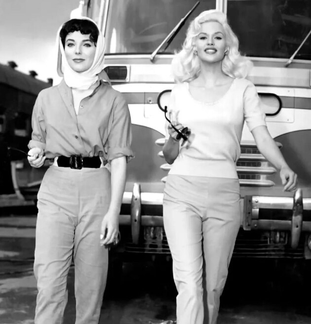 Joan Collins és Jayne Mansfield az A szeszélyes autóbusz című filmben