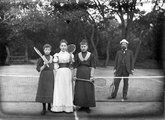 Saját felvételén feleségével és két lányával, 1900-ban     Forrás: Fortepan / MMKM. Levéltári jelzet: MMKM TTFGY 2019.1.