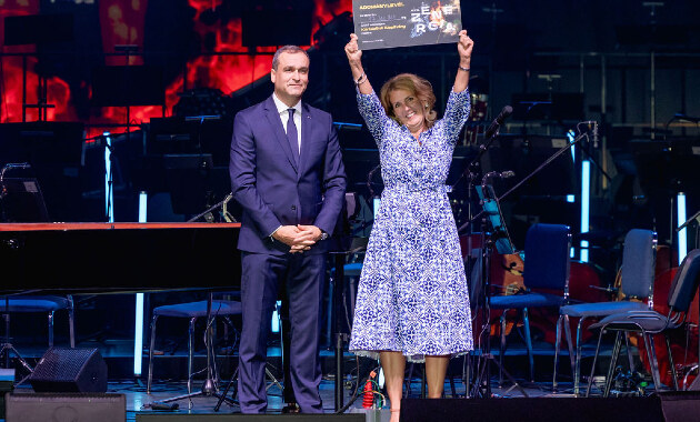 Mátrai Károly, az MVM Csoport vezérigazgatója és Tóthné Almássy Monika, a teljes jegybevételt elnyert KórházSuli Alapítvány vezetője (Forrás: MVM Zrt.)