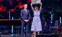 Mátrai Károly, az MVM Csoport vezérigazgatója és Tóthné Almássy Monika, a teljes jegybevételt elnyert KórházSuli Alapítvány vezetője (Forrás: MVM Zrt.)