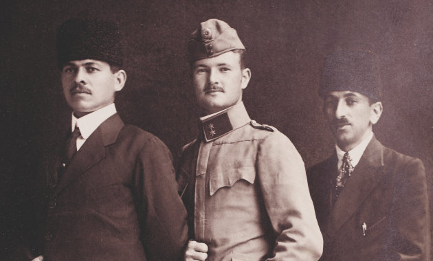 Kieselbach Gyula főhadnagy török férfiak társaságában (Forrás: Fortepan / Kieselbach Gyula)