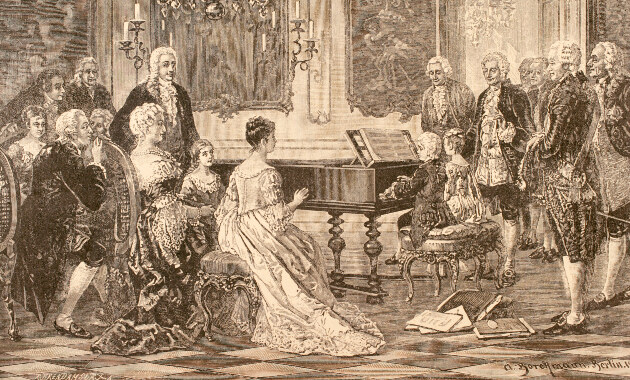 Mária Anna (Nannerl) és Wolfgang Amadeus Mozart zongorázik Mária Terézia előtt (Forrás: PHAS / Universal Images Group via Getty Images)
