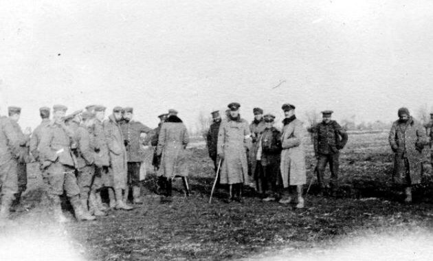 Brit és német csapatok találkozása a senkiföldjén a nem hivatalos fegyverszünet alatt (Forrás: Wikipédia / Közkincs) 