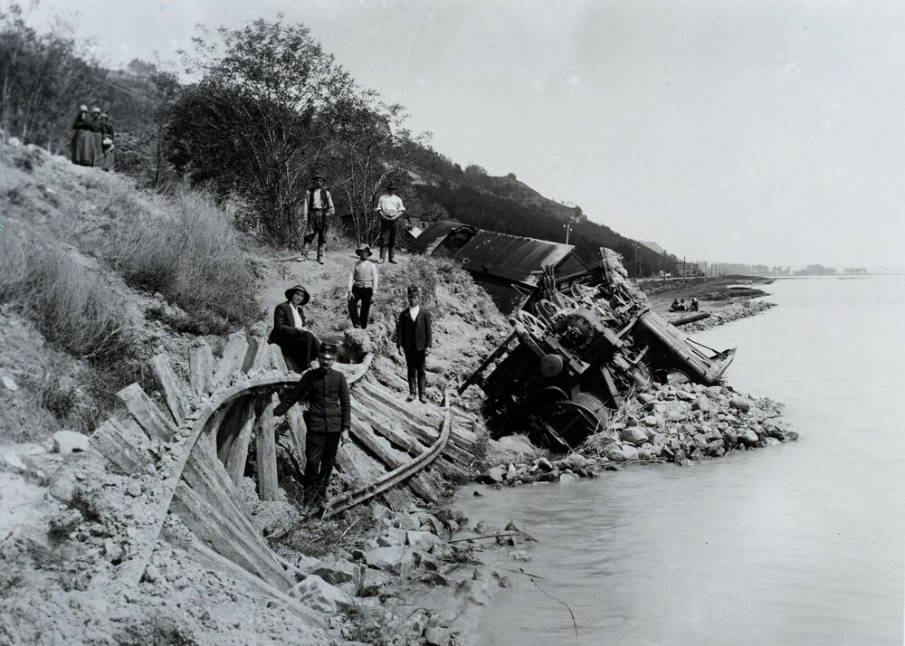 Az 1914-ben a Balatonba sodort személyvonat és kocsijai