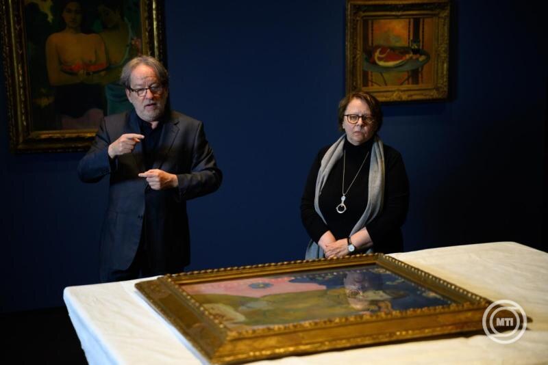 Baán László főigazgató és Geskó Judit, a kiállítás kurátora a Paul Gauguin Fiatal lány arcképe, Vaite (Jeanne) Goupil című, Koppenhágából érkezett festmény megérkezése után a Szépművészeti Múzeumban. Fotó: MTI/Bodnár Boglárka