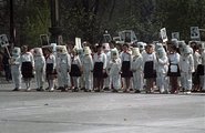 Az úttörők feltehetően nem mindig élvezték a május 1-i felvonulásokat (1964)