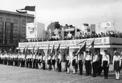 Ötvenhatosok tere (Felvonulási tér) a Délibáb utca torkolata felé nézve. A KISZ fogalomtételi ünnepsége 1968. április 4-én (1968)