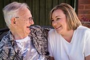 Cooper unokájával, Ceri-Anne-nel (kép forrása: BBC)