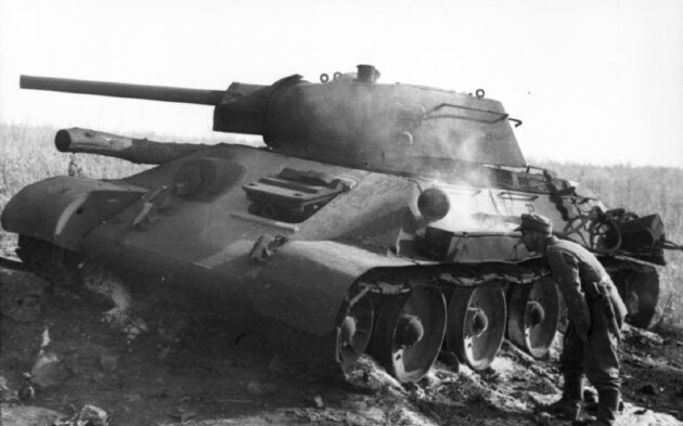 Egy kilőtt T-34-es (Wikipédia/ Bundesarchiv, Bild 101I-219-0553A-36 / Koch / CC-BY-SA 3.0)
