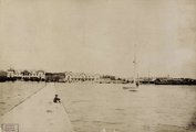 1895, Keszthely, kikötő, a parton a Hullám és a Balaton szálló, a háttérben, jobbra a Festetics-kastély