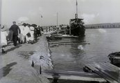 1911, beszállás a Baross gőzhajóba a Balaton partján
