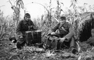 1942, híradós katonák R/3-as típusú katonai rádióval