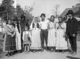 1949, Soós Imre színművész helybeliekkel a Lúdas Matyi című film forgatásakor