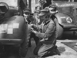 Erzsébet hercegnő kereket cserél a második világháború végén, 1945-ben. Erzsébetet a háború alatt autószerelőnek képezték ki, és katonai teherautót vezetni is megtanult