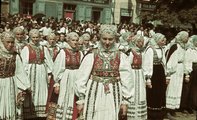 1940, Erdély, Beszterce, lányok szász népviseletben