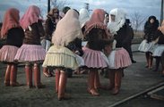 1939, Bényi (Felvidék) leányok népviseletben a vasútállomáson