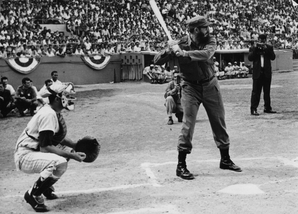 Fidel Castro baseballozás közben