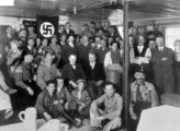 Hitler a párt és az SA tagjainak körében, 1930. december (kép forrása: Wikimedia Commons)