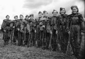 Női mesterlövészek mosolyognak 1943-ban közvetlenül a bevetésük előtt. Később már kevés okuk volt az örömre.