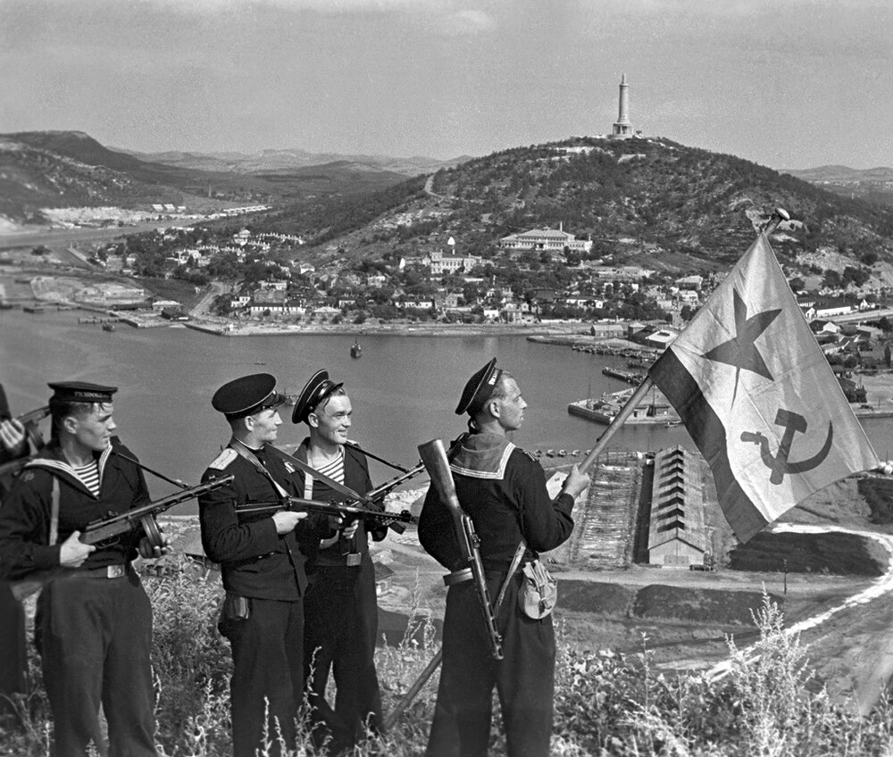 A szovjet Csendes-óceáni Flotta matrózai kitűzik a zászlót Port Arthurban (RIA Novosti archive, image #834147 / Haldei / CC BY-SA 3.0)