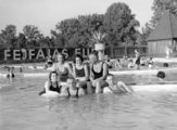 Gyógyszer-marketing a két világháború között: fejfájás elleni szert hirdető reklám a Margit-szigeti Palatinus strandfürdő kerítésén (1930)