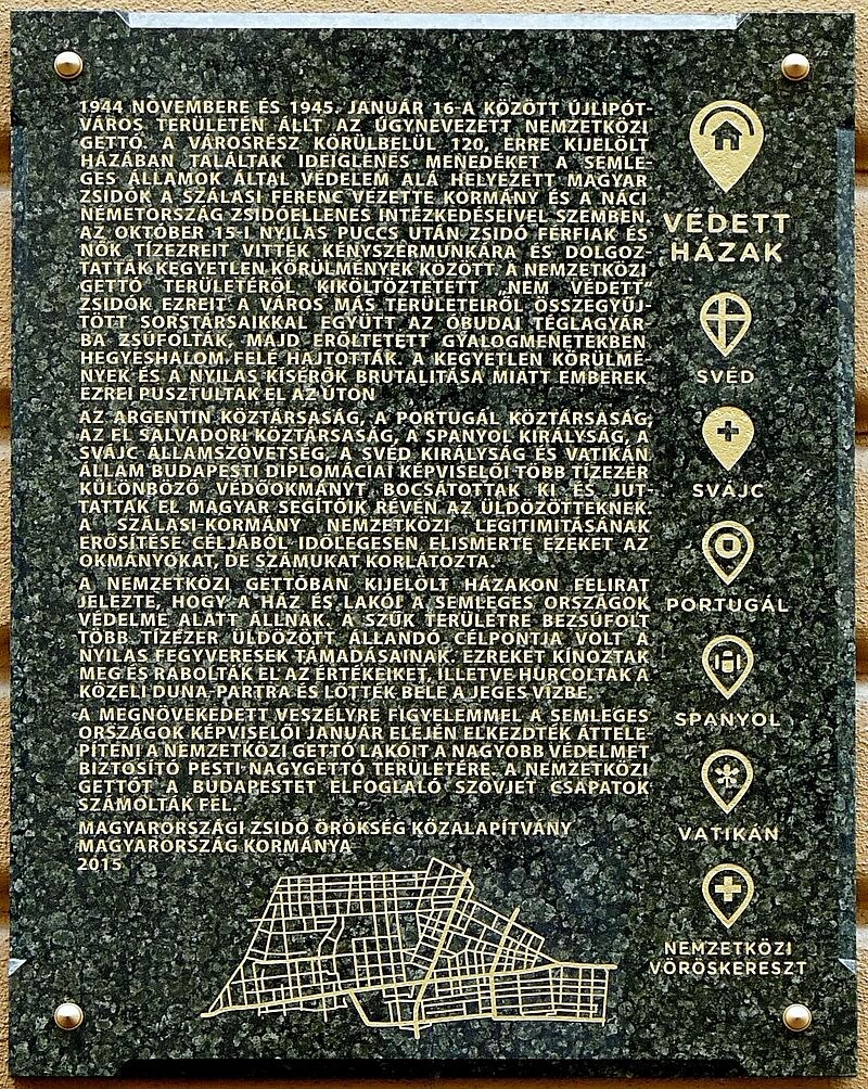 Az újlipótvárosi nemzetközi gettó emléktáblája a Hollán Ernő utca 1. száma alatt (Wikipedia / Fekist / CC BY-SA 4.0)