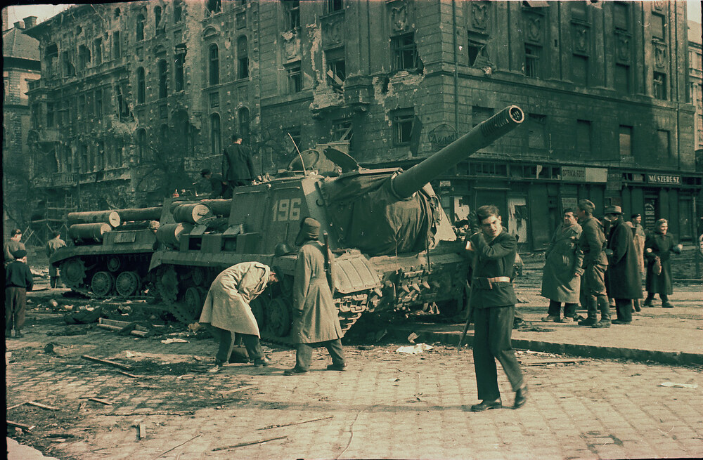 Fegyveresek és járókelők egy harcképtelenné tett ISU-152-es szovjet rohamlöveg körül a József körúton, a Corvin köznél