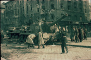 Fegyveresek és járókelők egy harcképtelenné tett ISU-152-es szovjet rohamlöveg körül a József körúton, a Corvin köznél