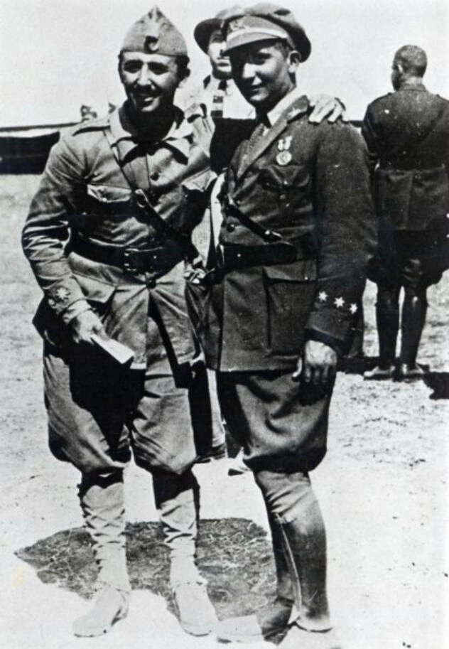 Franco testvérével, a pilóta Ramónnal Észak-Afrikában, 1925.