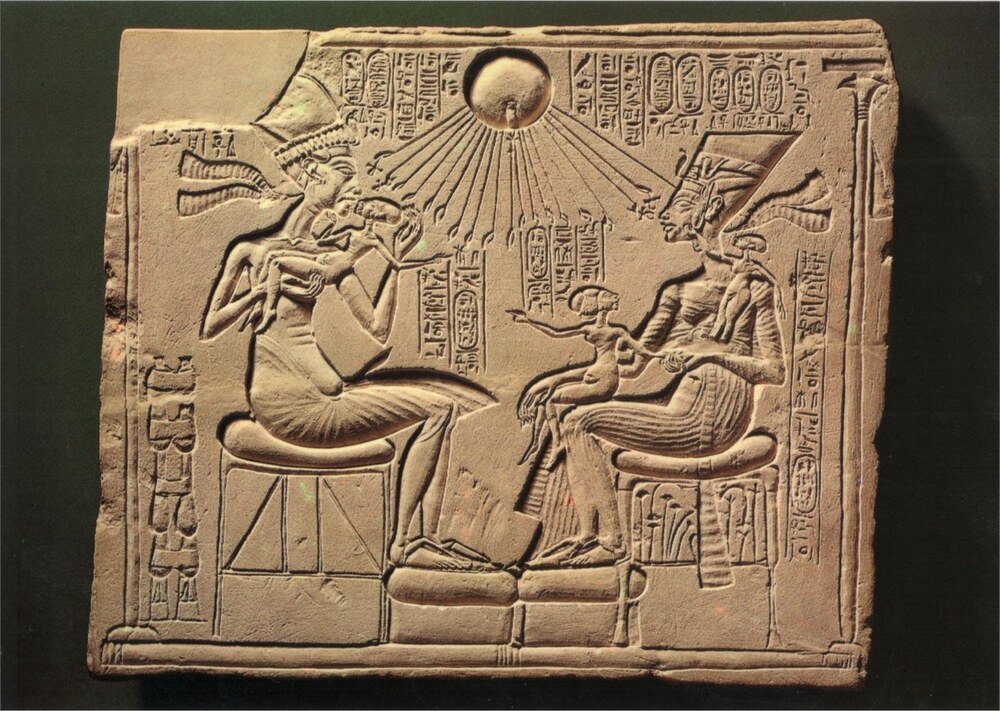 Ehnaton, Nofertiti és gyermekeik ábrázolása egy egyiptomi reliefen