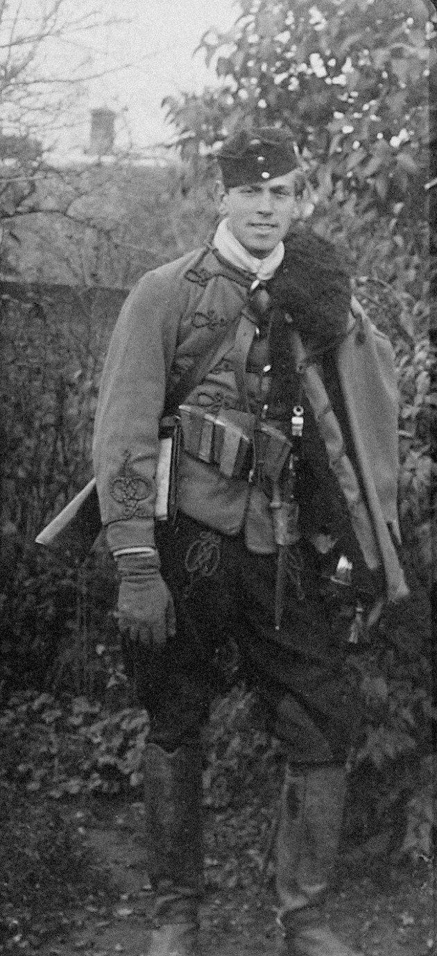 Az érettségi után a frontra került, és végigharcolta az I. világháborút. Mikor szabadságot kapott, hazautazott Sárpentelére, ahol már kölyökként megtanulta a vadászat alapjait.